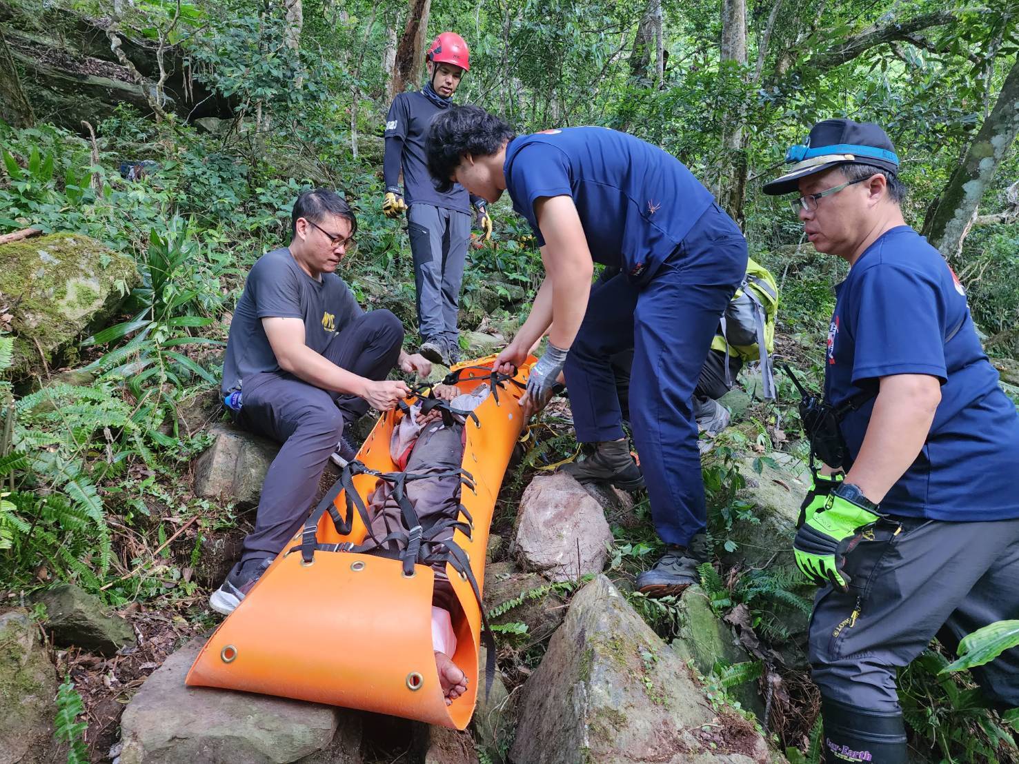 老翁南橫山區採草藥腳踝受傷，警消「人力抬揹」歷7小時順利救援