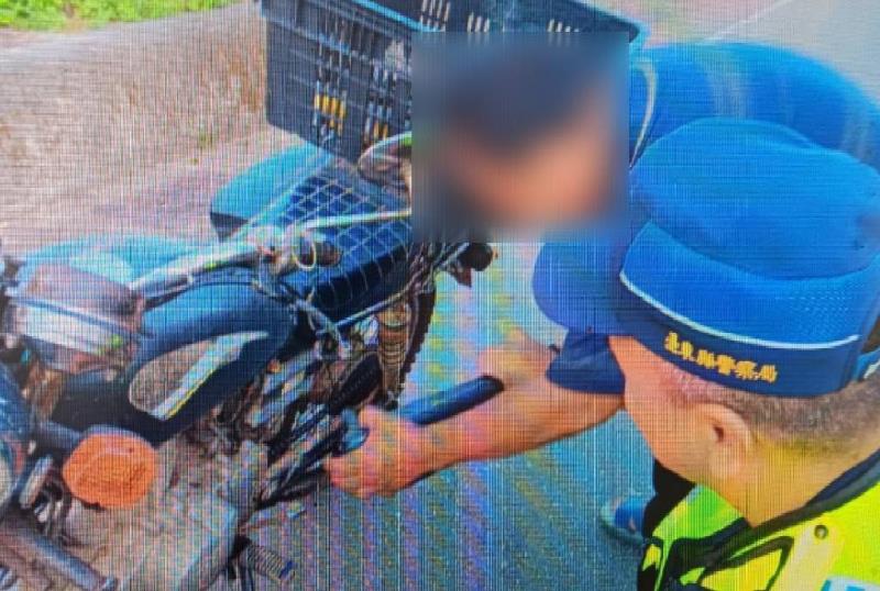 民眾就醫機車拋錨 員警協助排除順利看診
