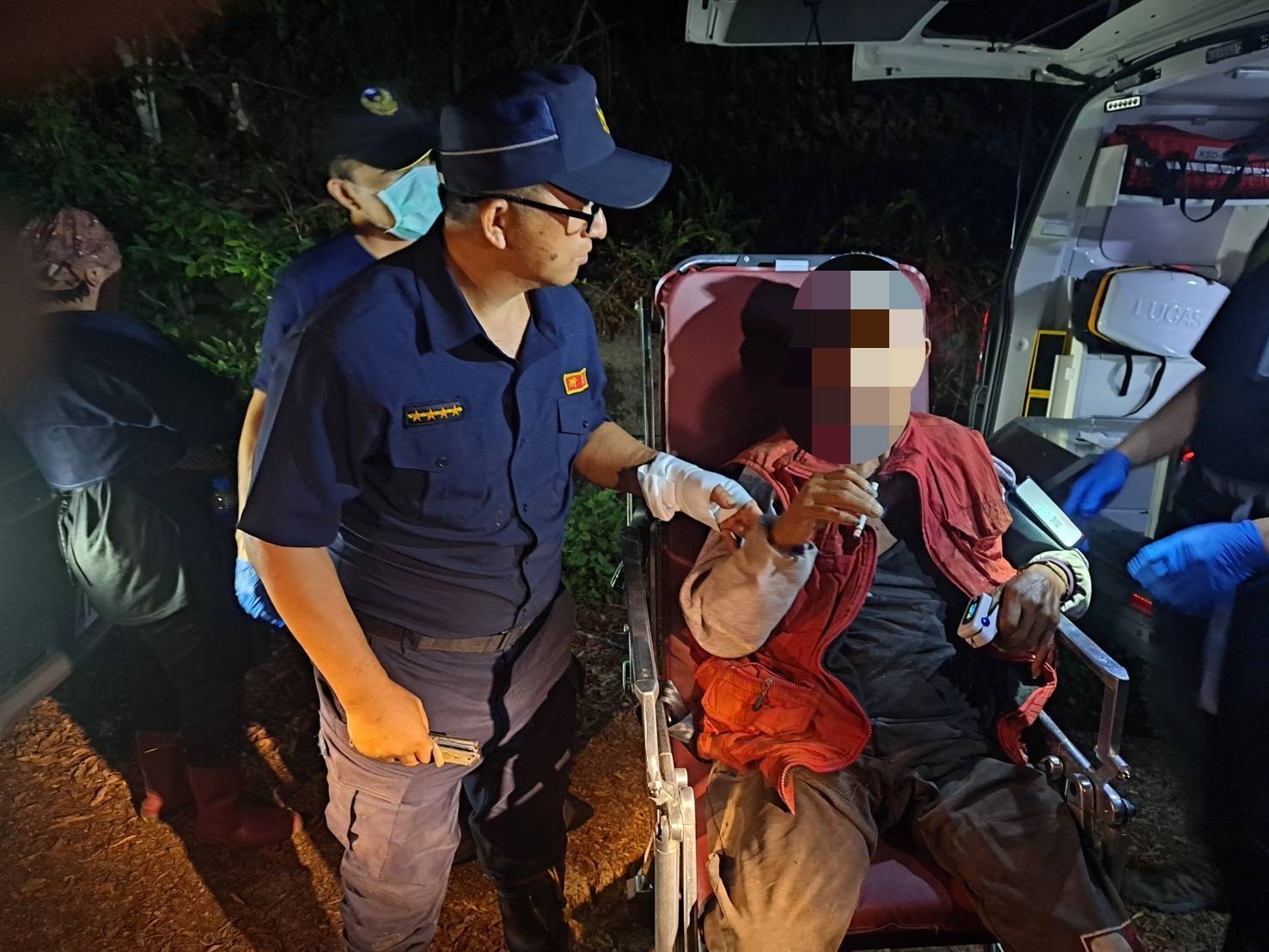 老翁南橫山區採草藥腳踝受傷  警、消「人力抬揹」歷經7小時順利救援