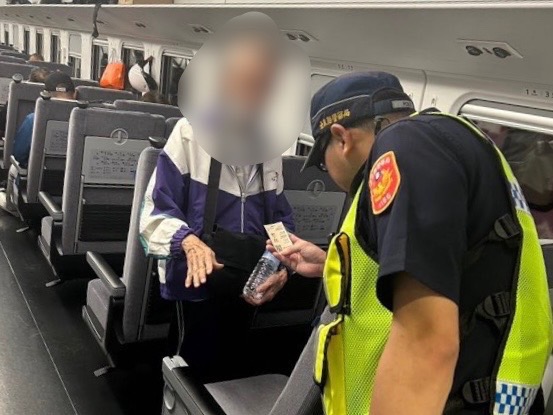 九旬翁綠島迷航 東警護上船接力送返家