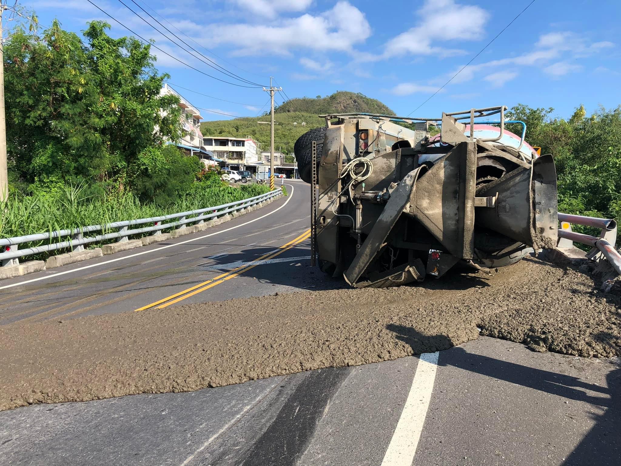 預拌車翻覆 水泥流滿路