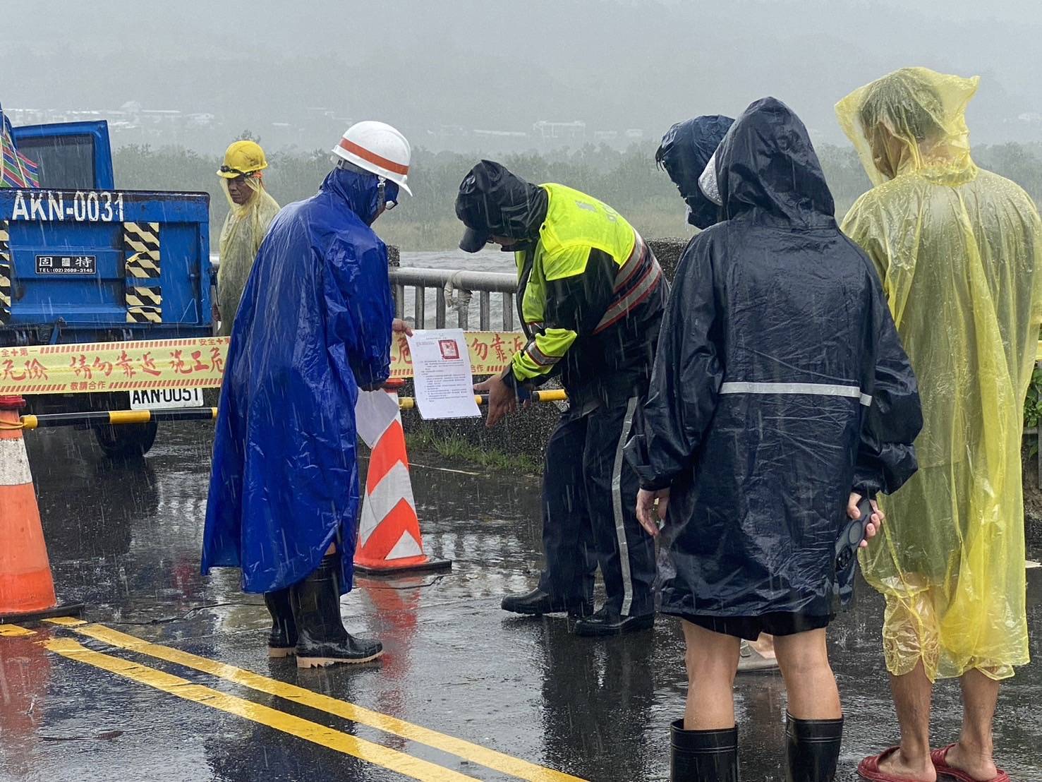 「山陀兒」降豪雨造成溪水暴漲瀕臨警戒線 關山警全力協助鄉公所封橋封路護交安