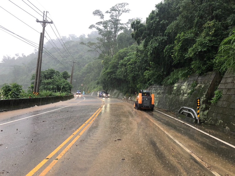 「山陀兒颱風」落石阻道路 臺東警頂風雨搶通復原