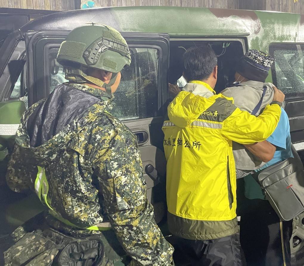 東指部協助太麻里鄉公所預防性撤離任務