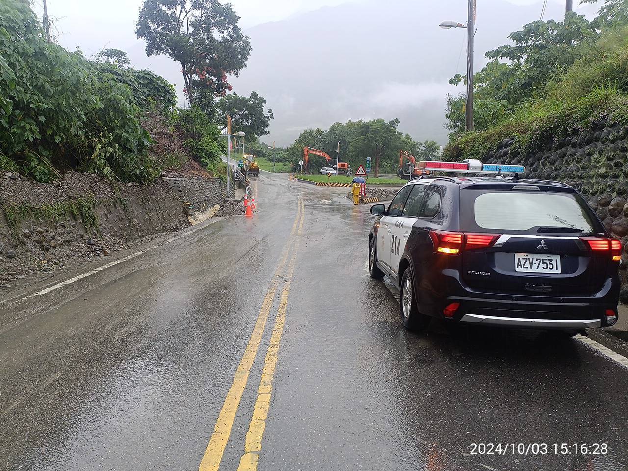 與熱心居民協力移除倒臥路樹，關警風雨中展現護民交安行動 