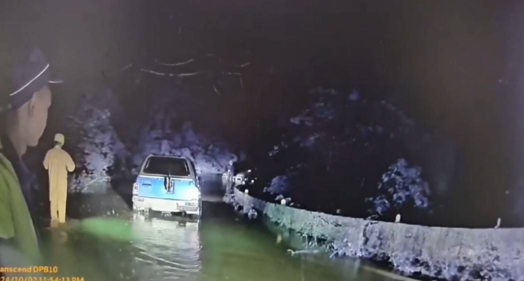 東河鄉積水車輛拋錨險遭沖走　警消聯手成功救援