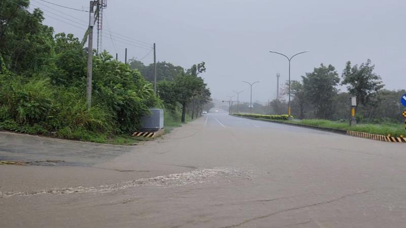 颱風山陀兒來襲！ 台東市青海路段狂湧「土石泥流」
