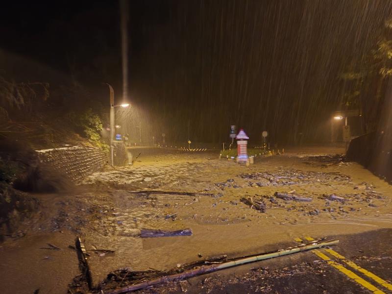 山陀兒颱風來襲 臺20線初來橋南端驚見「黃河」