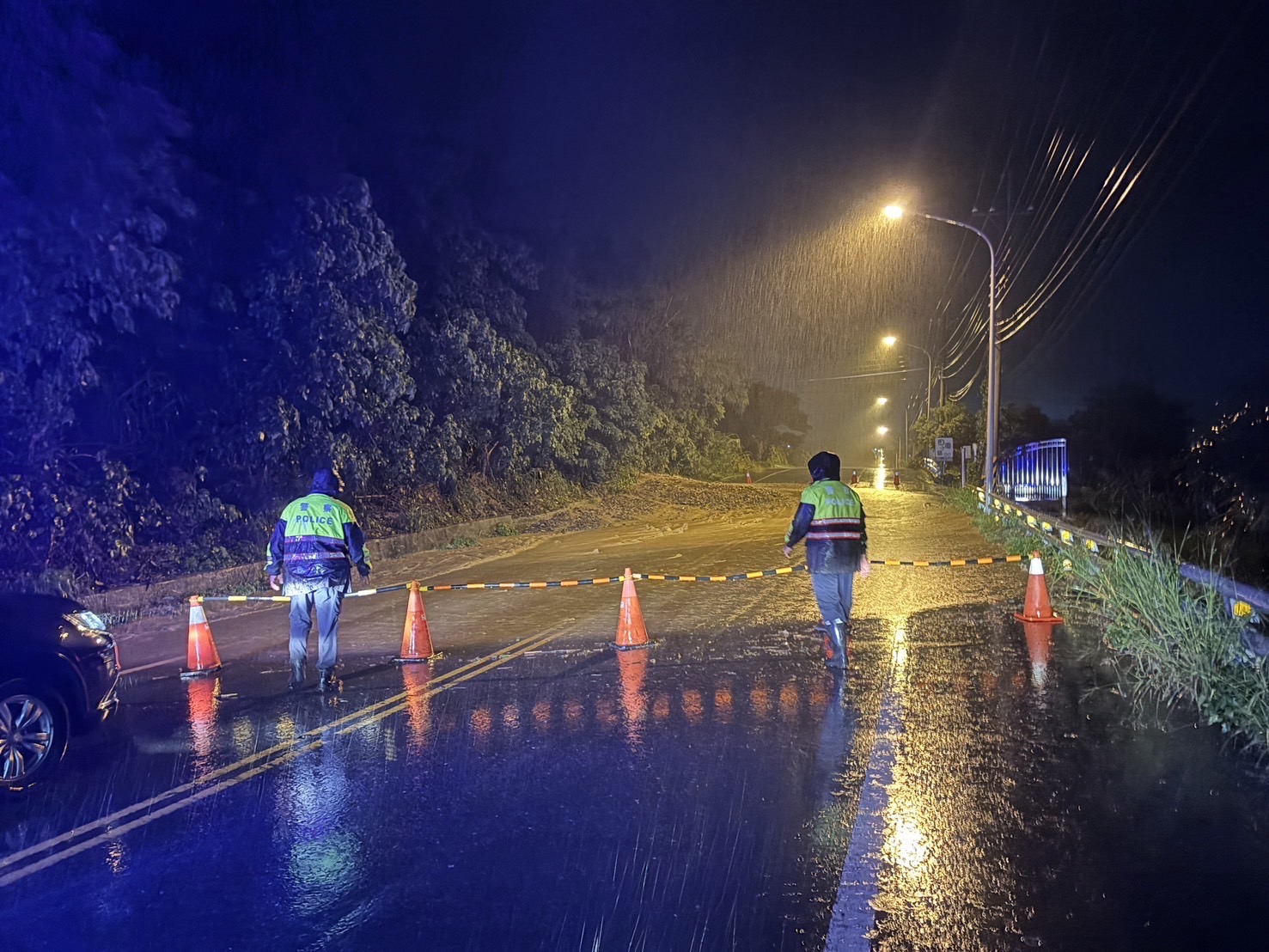 颱風引發木瓜溪氾濫淹過橋面，卑南鄉利民路321K及溫泉路千歲橋實施封閉管制