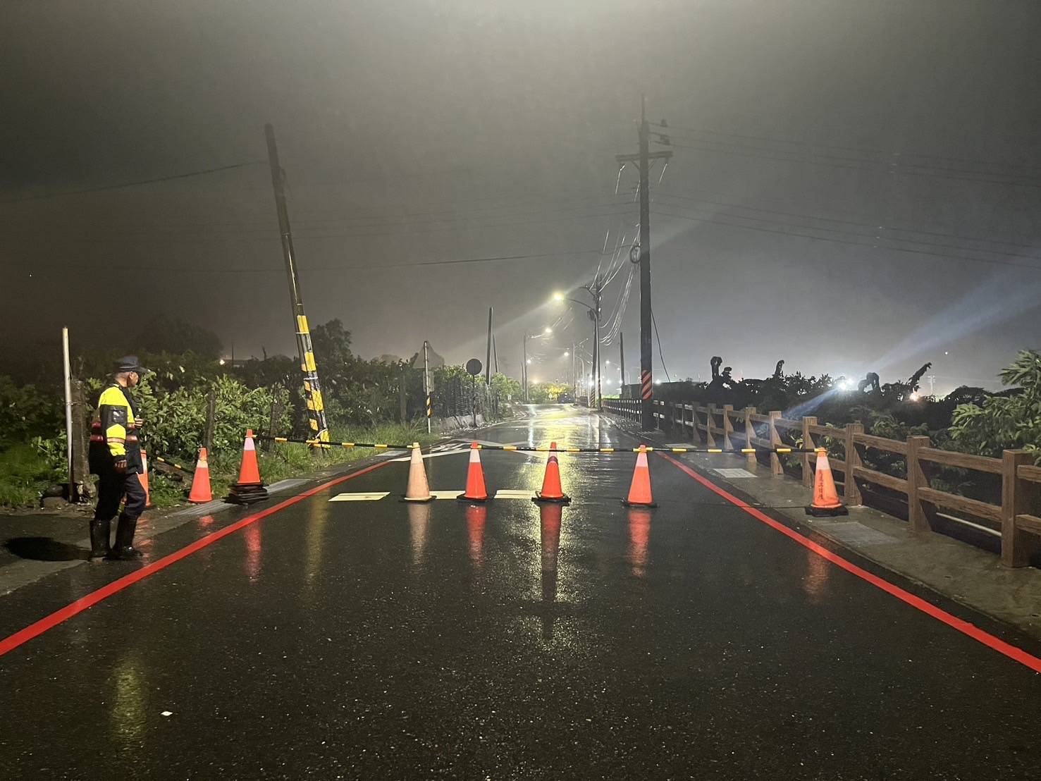 大武警協助預防性封閉東63鄉道段並緊急救助老翁