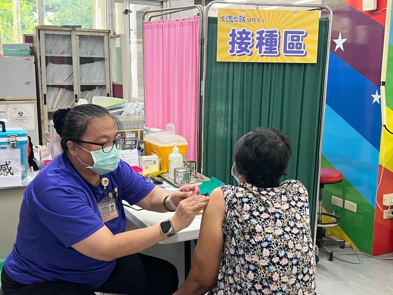 流感疫苗開打! 備5萬8,400劑 全縣涵蓋率達27.6％ 籲請民眾踴躍前往接種 