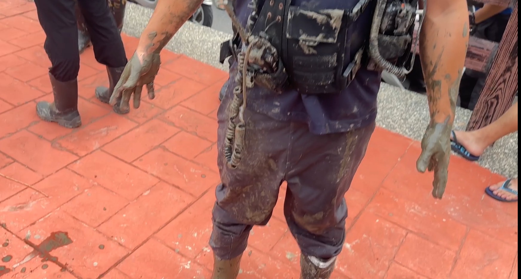 颱風過後　8旬婦人河堤步道散步陷入泥沼動彈不得