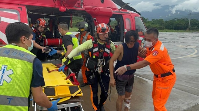 綠島外海貨輪船五人受傷 空勤直升機救援