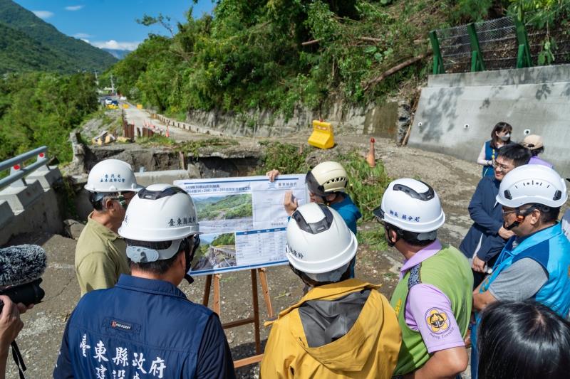 金峰鄉東64鄉道坍塌交通中斷