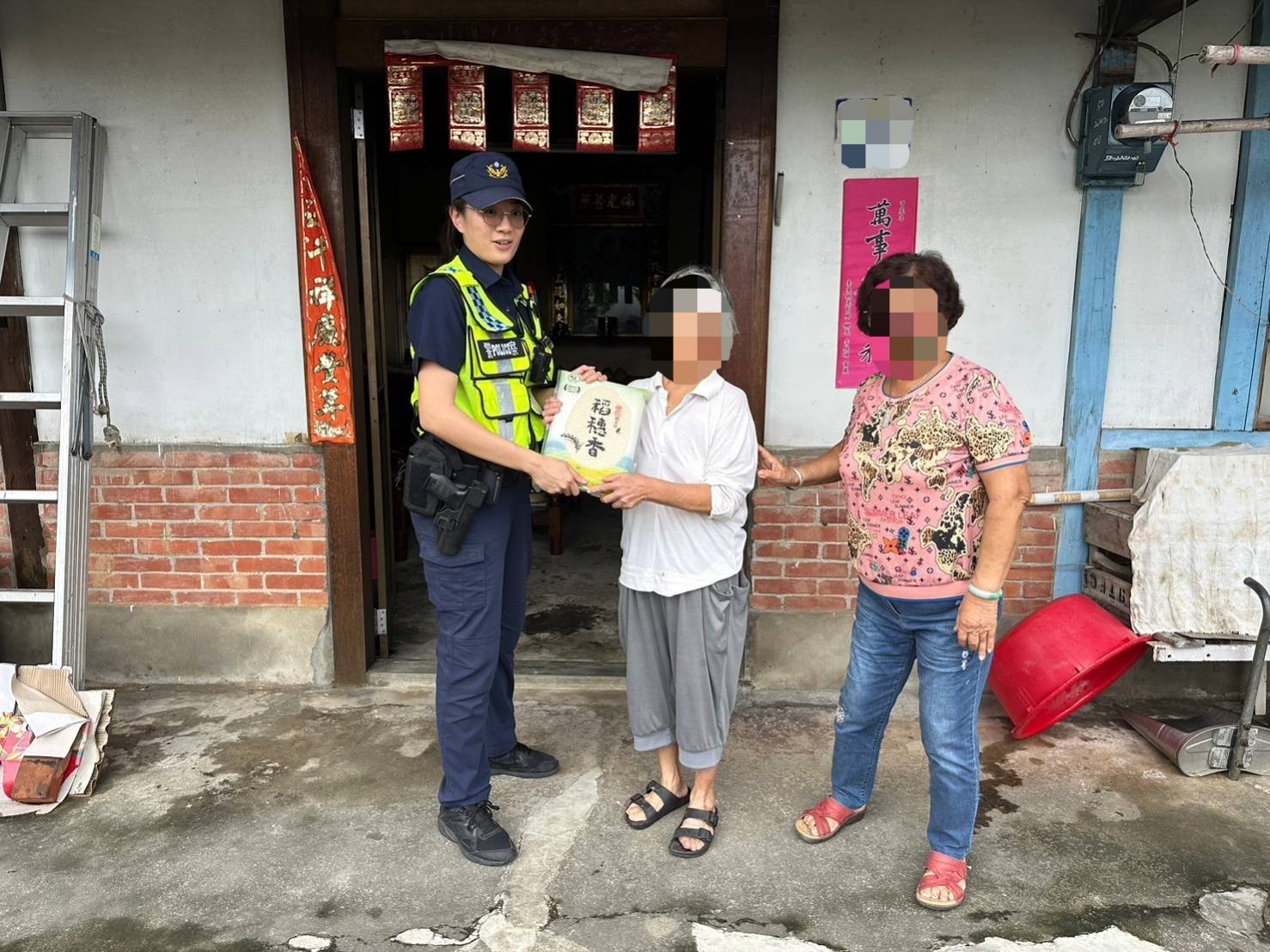 風災後啟動愛心轉送站 關警轉送愛心米暖民心