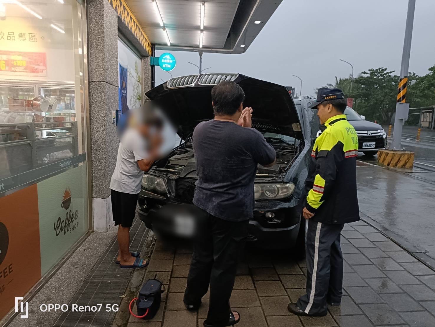 民眾汽車拋錨   警方協助排除