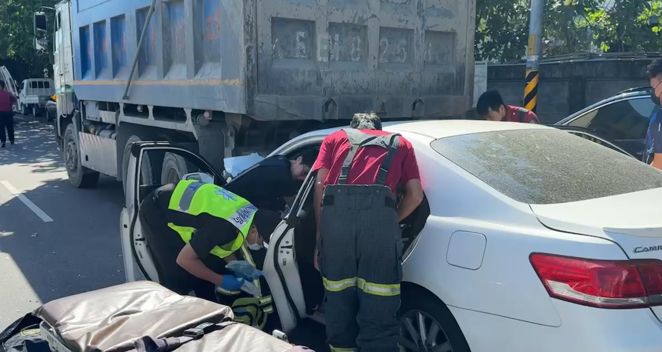 轎車撞上砂石車   駕駛無呼吸心跳