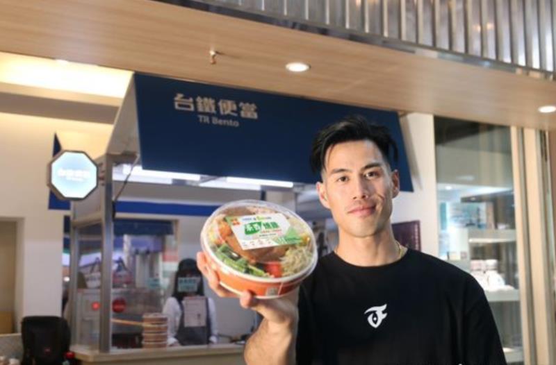 「臺灣最速男」讚不絕口! 手刀衝刺購買臺鐵「茶香燻雞便當」