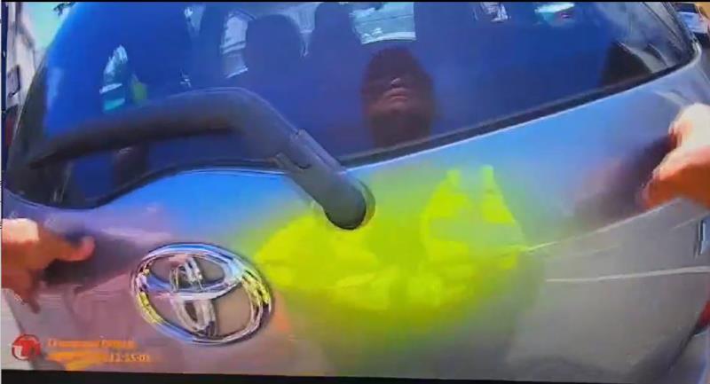 自小客拋錨 員警協助遊客脫困