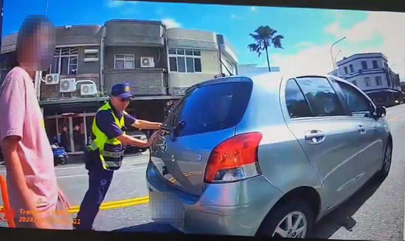 2女遊客快車道突熄火! 新豐所警即時愛心援助脫困