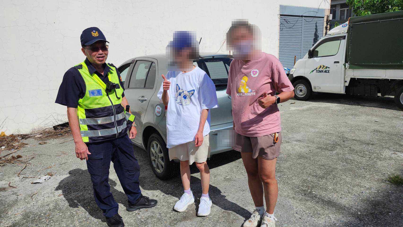 車輛拋錨    暖警推車協助排除