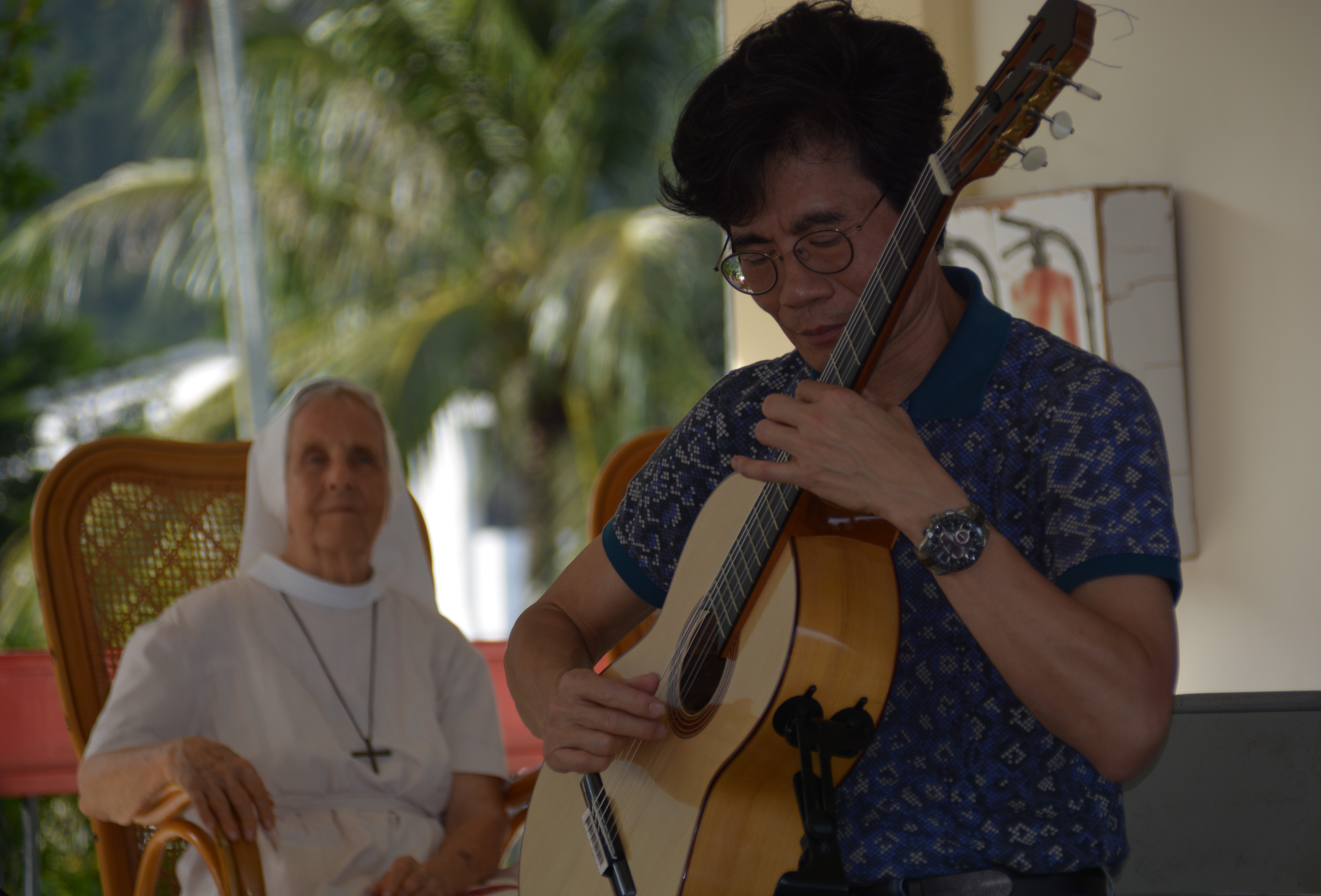 一場沒有掌聲的音樂演奏會　音樂家輪番上場卻樂此不疲