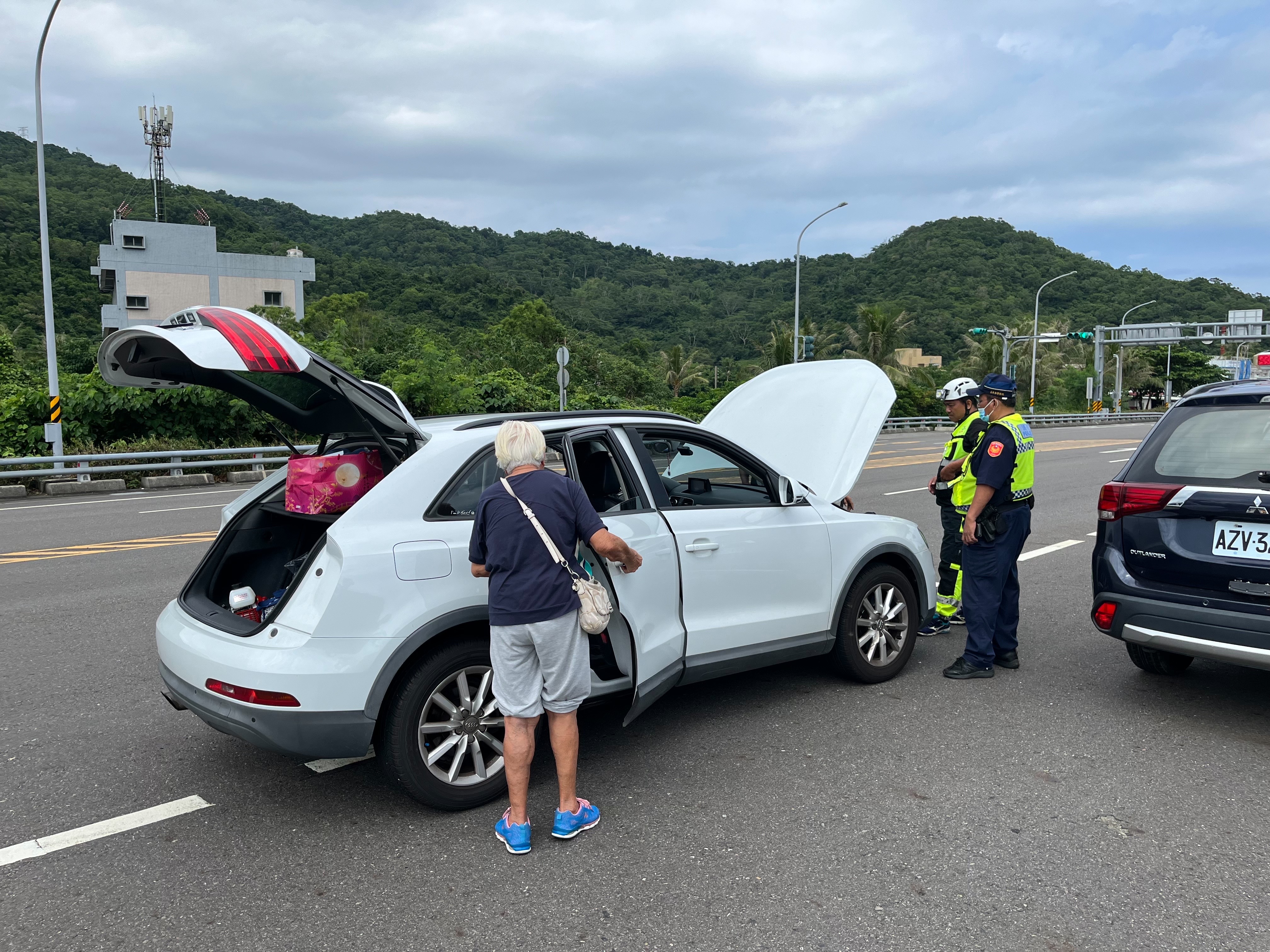 車輛故障熄火卡路中 大武警積極協助排除