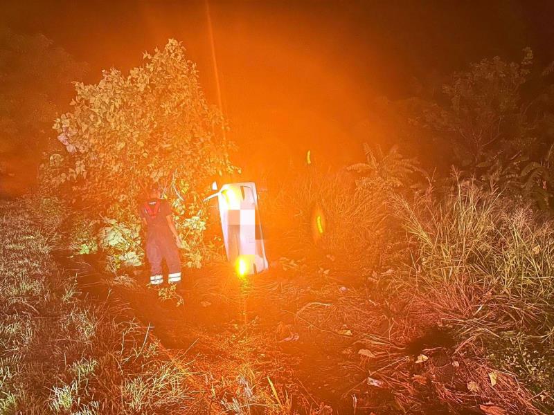 夜間小客車疑「壓到水坑」失控翻覆草叢 