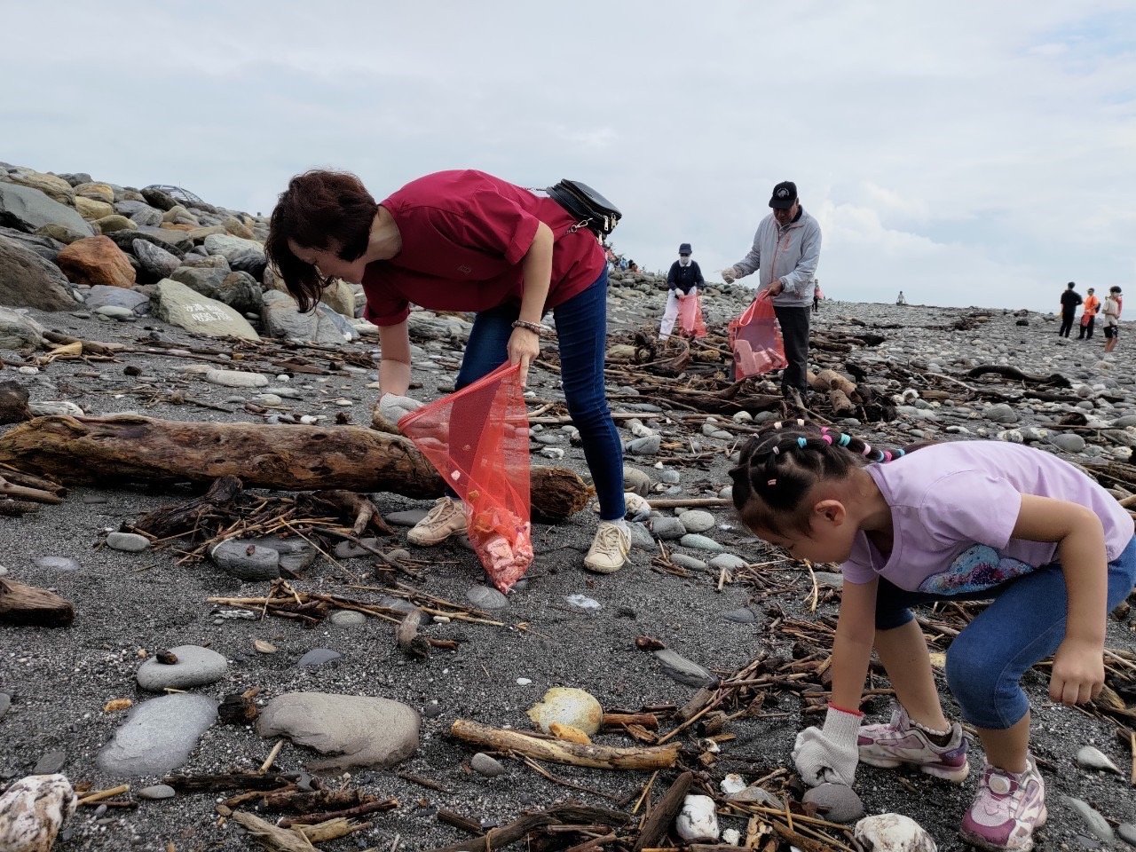 攜手守護東部海岸！臺東縣淨灘日清出百公斤海廢，倡導愛護環境行動