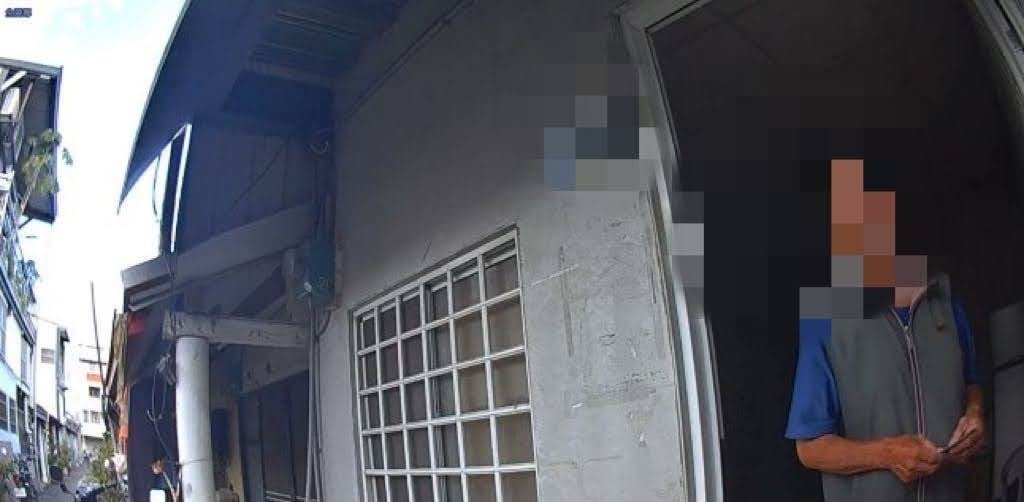 獨居老翁體力不支倒臥路旁 警員暖心攙扶護送返家