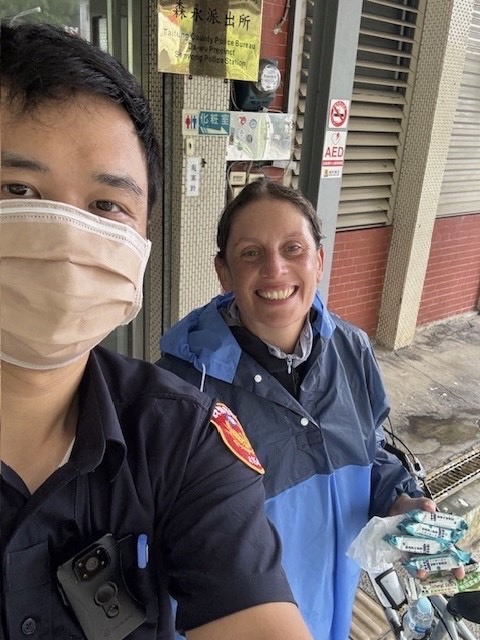 外籍女騎士疲憊不堪，大武警暖心伸援手