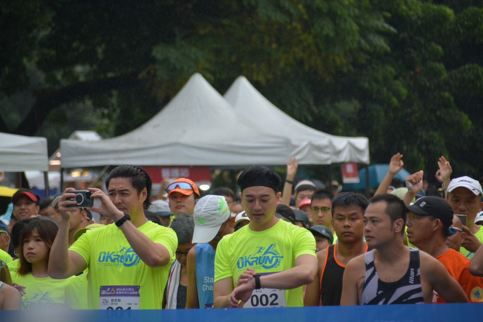 近2000人冒雨參加公益路跑　大量補給站展現在地熱情