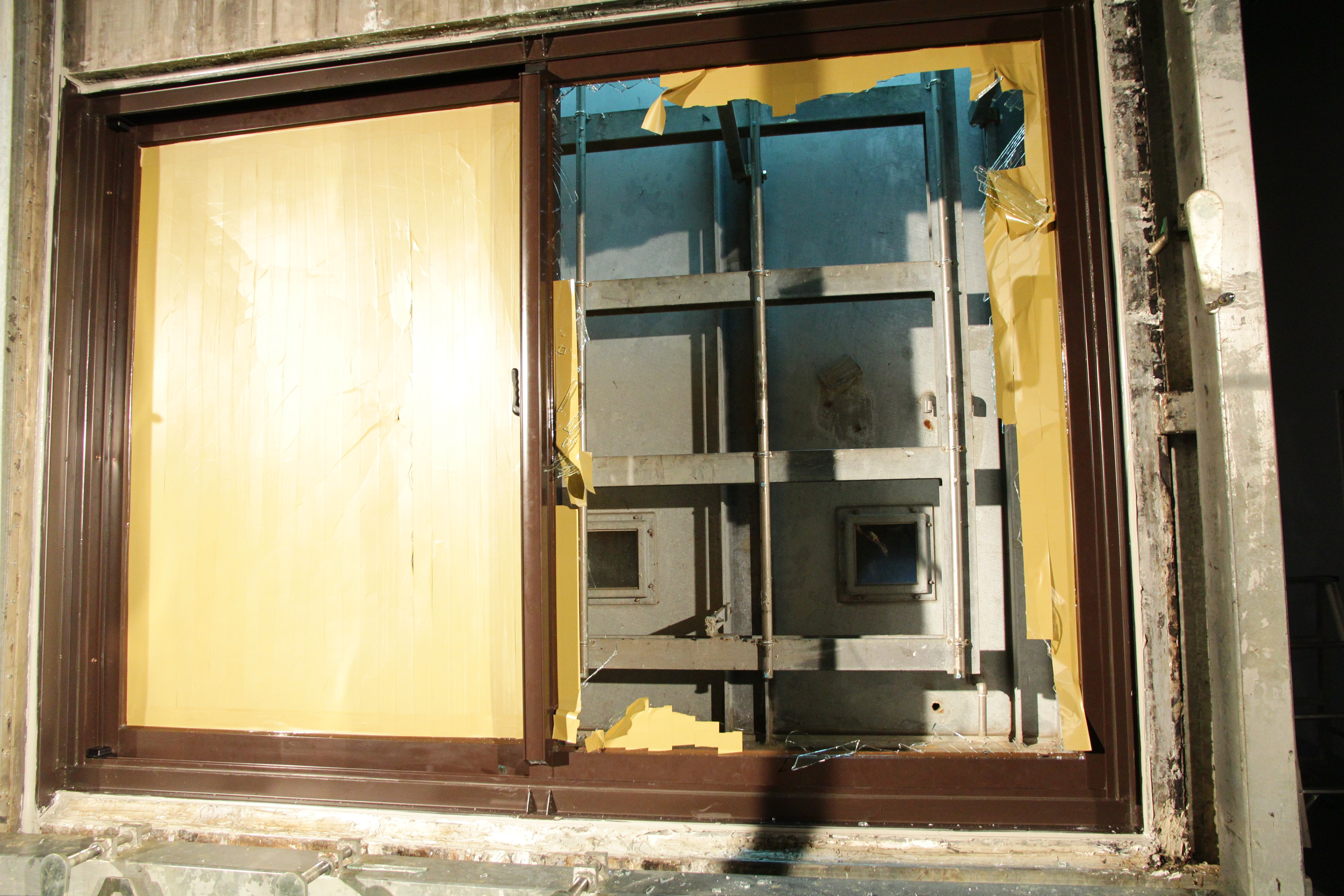 內政部提醒：颱風來襲貼膠帶無助防風抗爆，正確防護才能有效