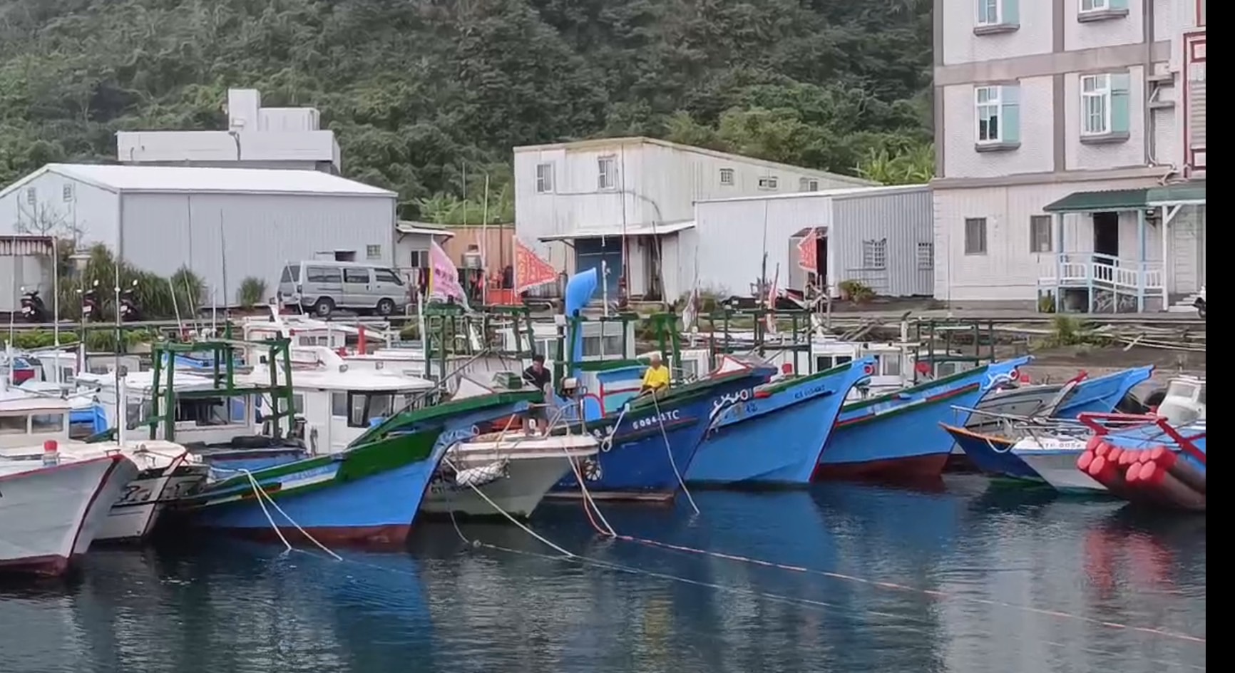 輕度颱風康芮來襲　漁民綁繩固定