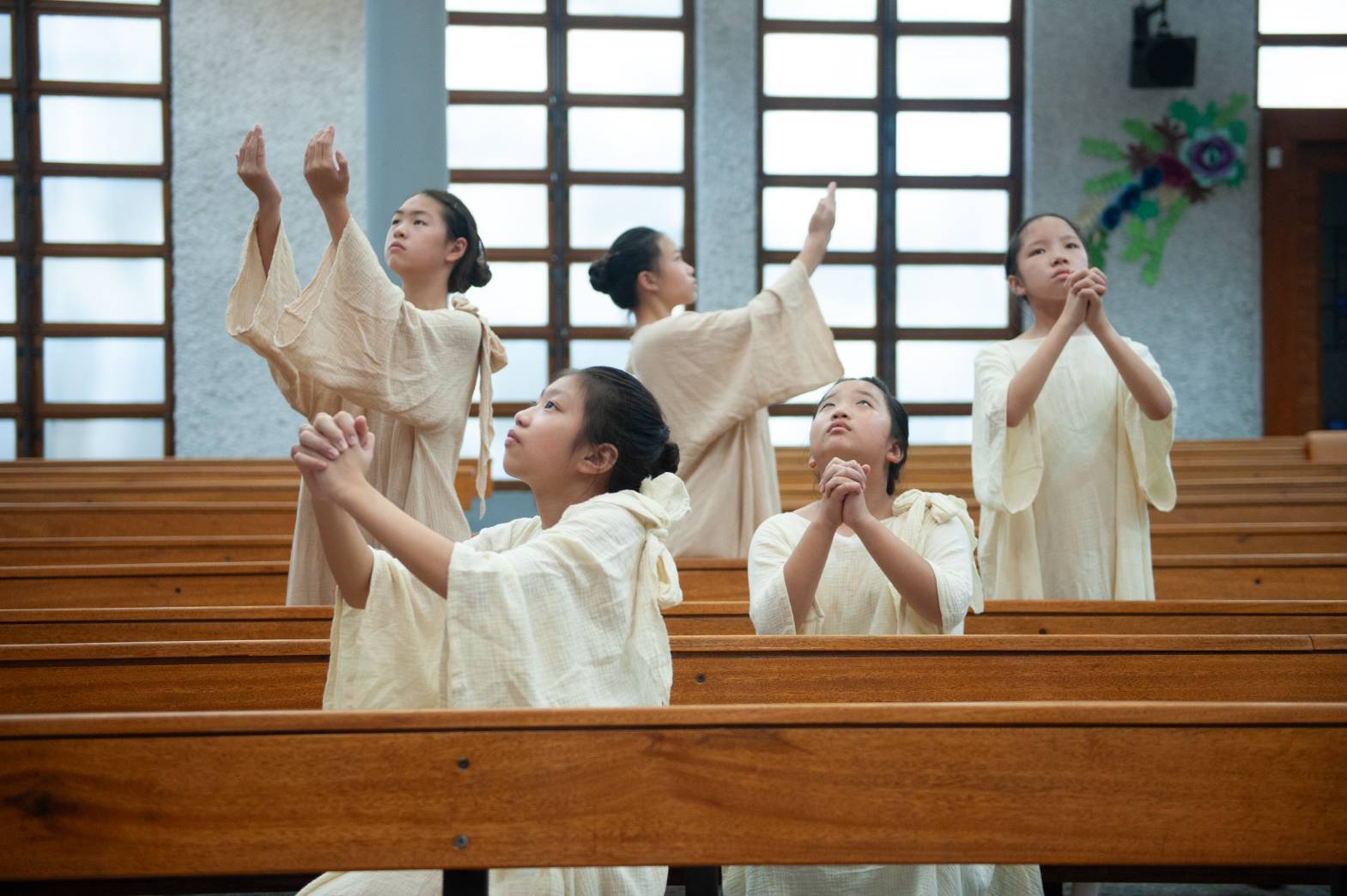 天空舞集「尋找。尋見」 在大理石石雕前遇見愛與和平