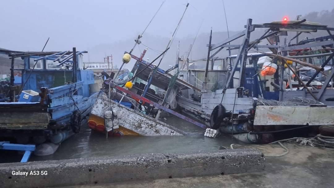 強烈颱風康芮    長濱漁港多艘漁船翻覆