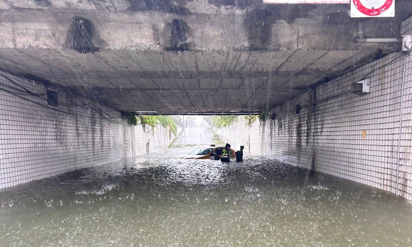 計程車誤入積水及腰地下道拋描不願離開　警溫情喊話「破冰」同意返家