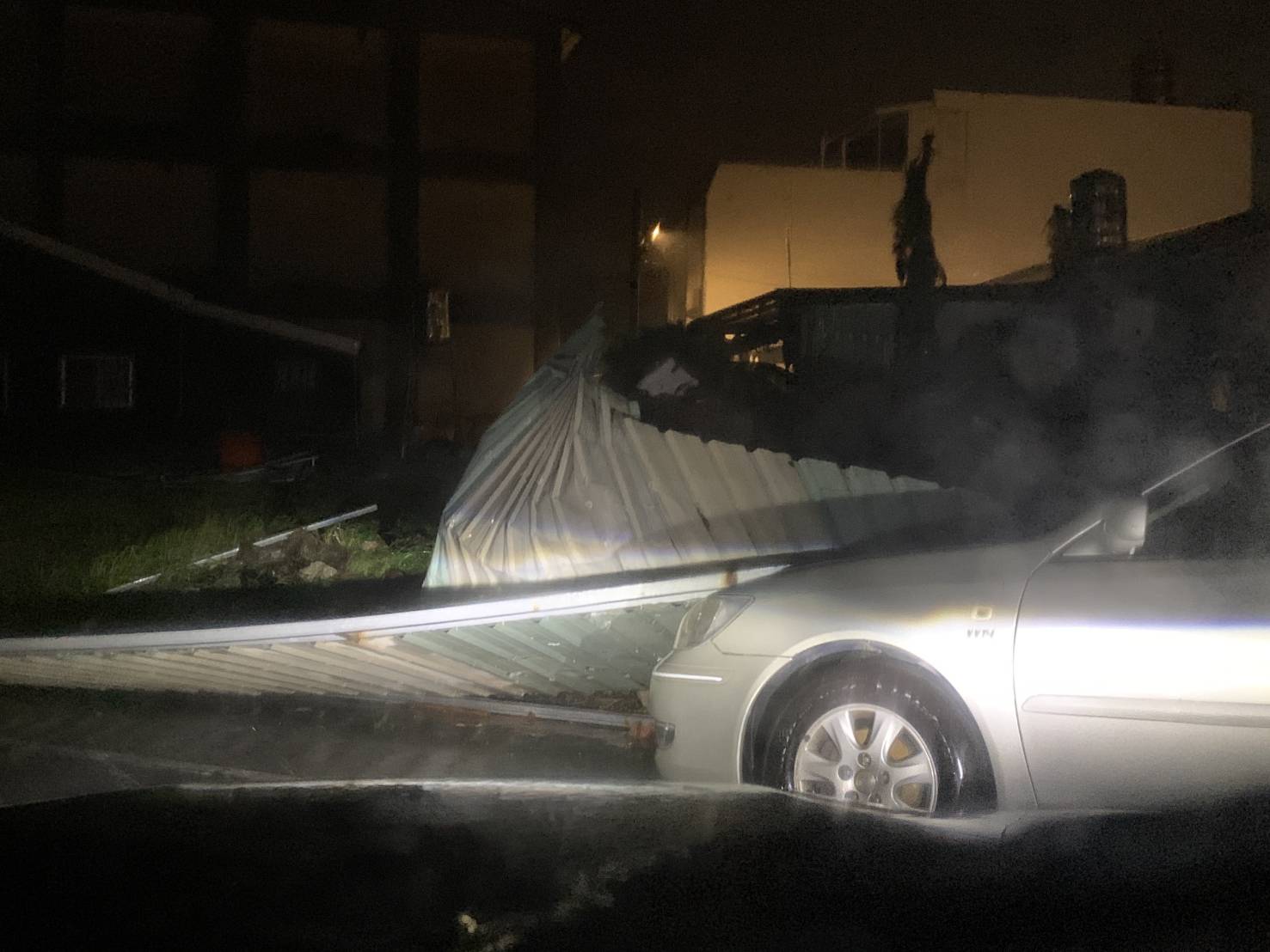 強颱康芮侵襲成功鎮，路邊車輛遭鐵皮壓損