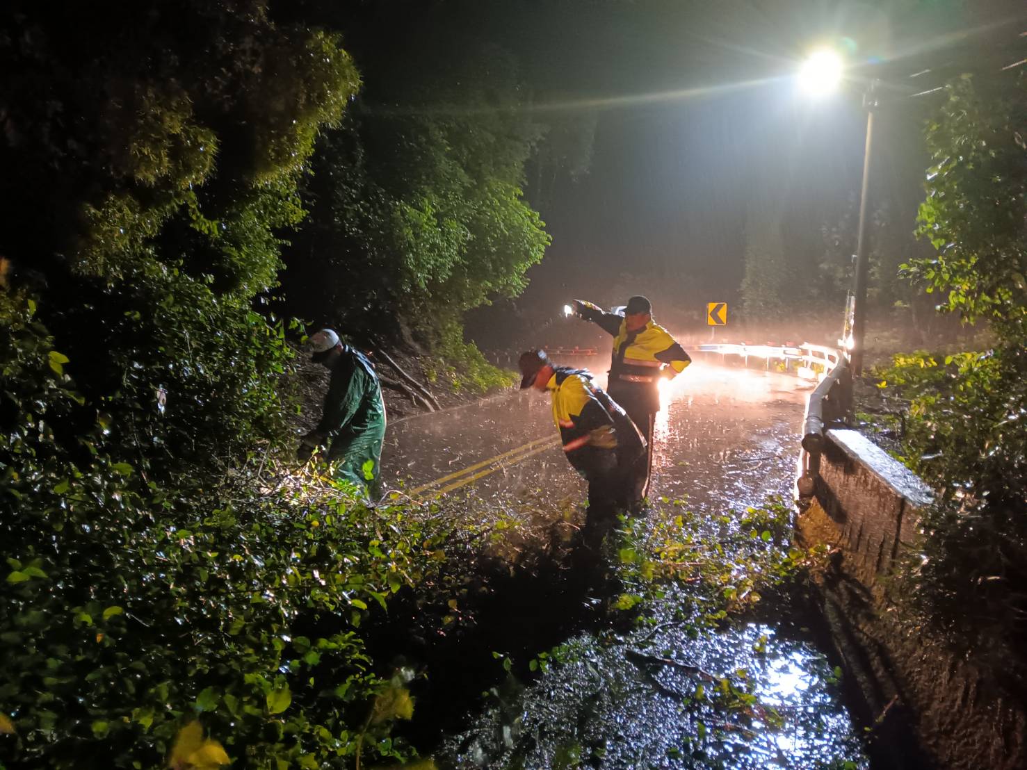 達仁鄉東70線坍方阻礙道路，警民攜手清除路障維護交安