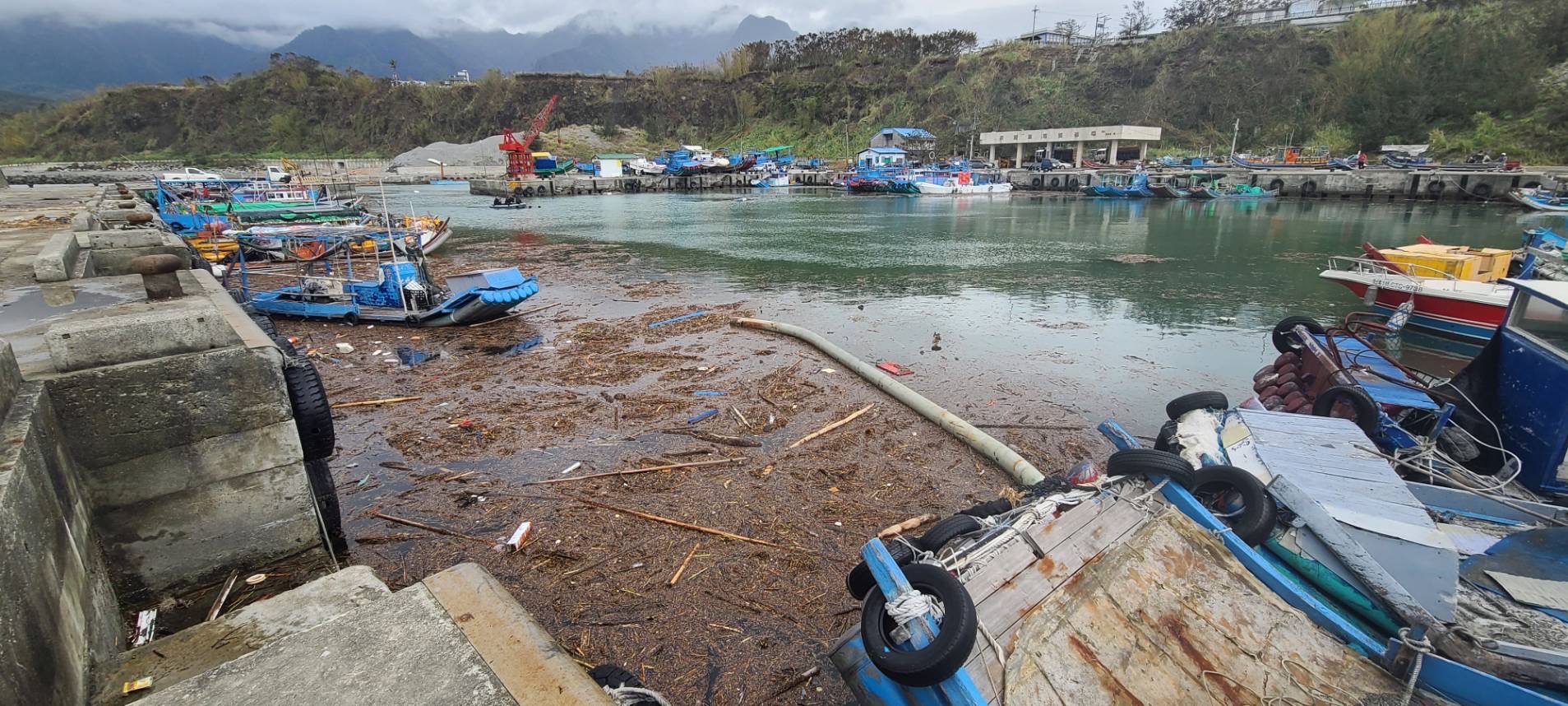 康芮颱風肆虐東海岸漁港    國軍水下作業大隊支援排除阻礙