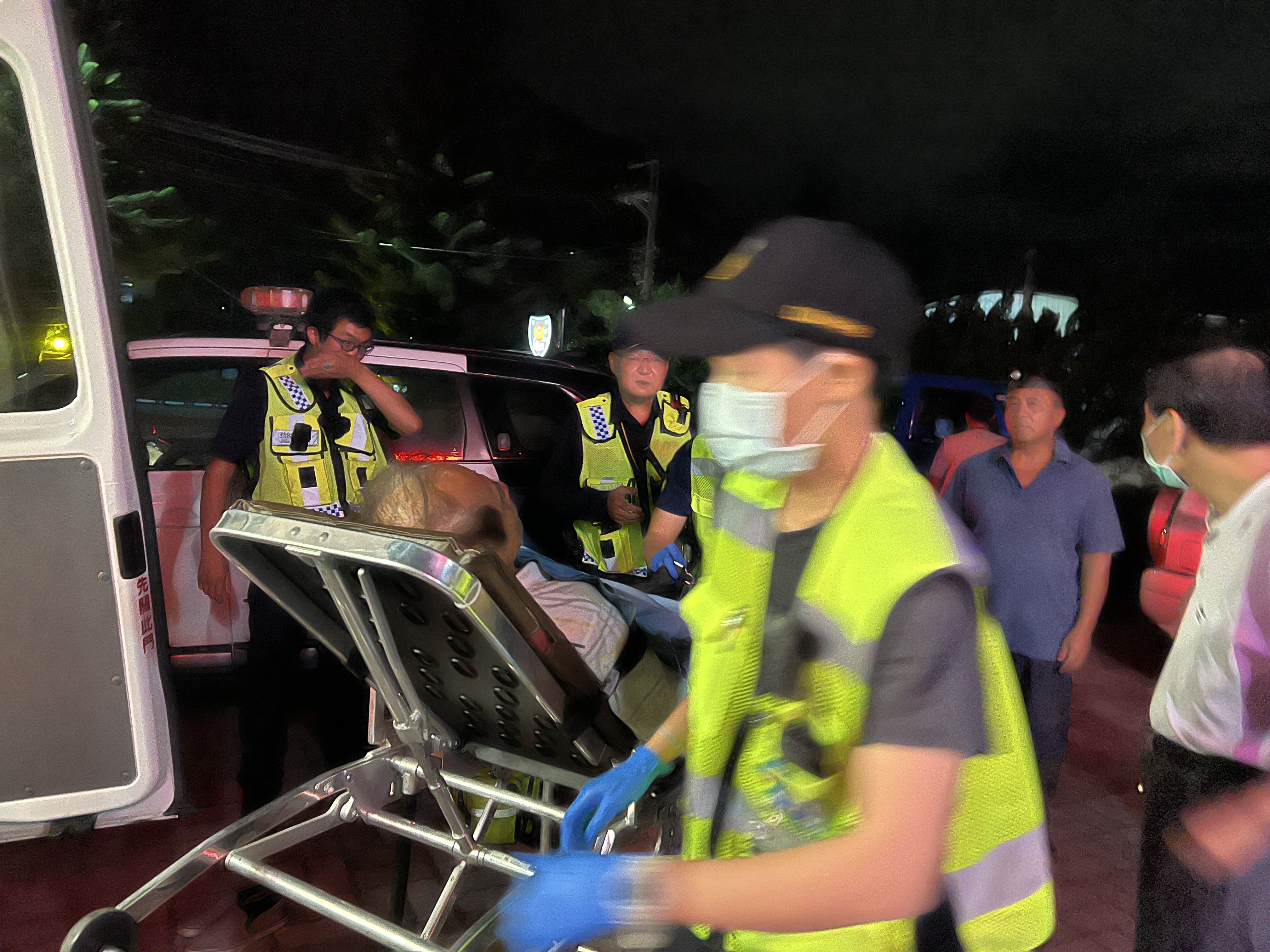 迷路長者驚險獲救，警民合力搜救真情流露