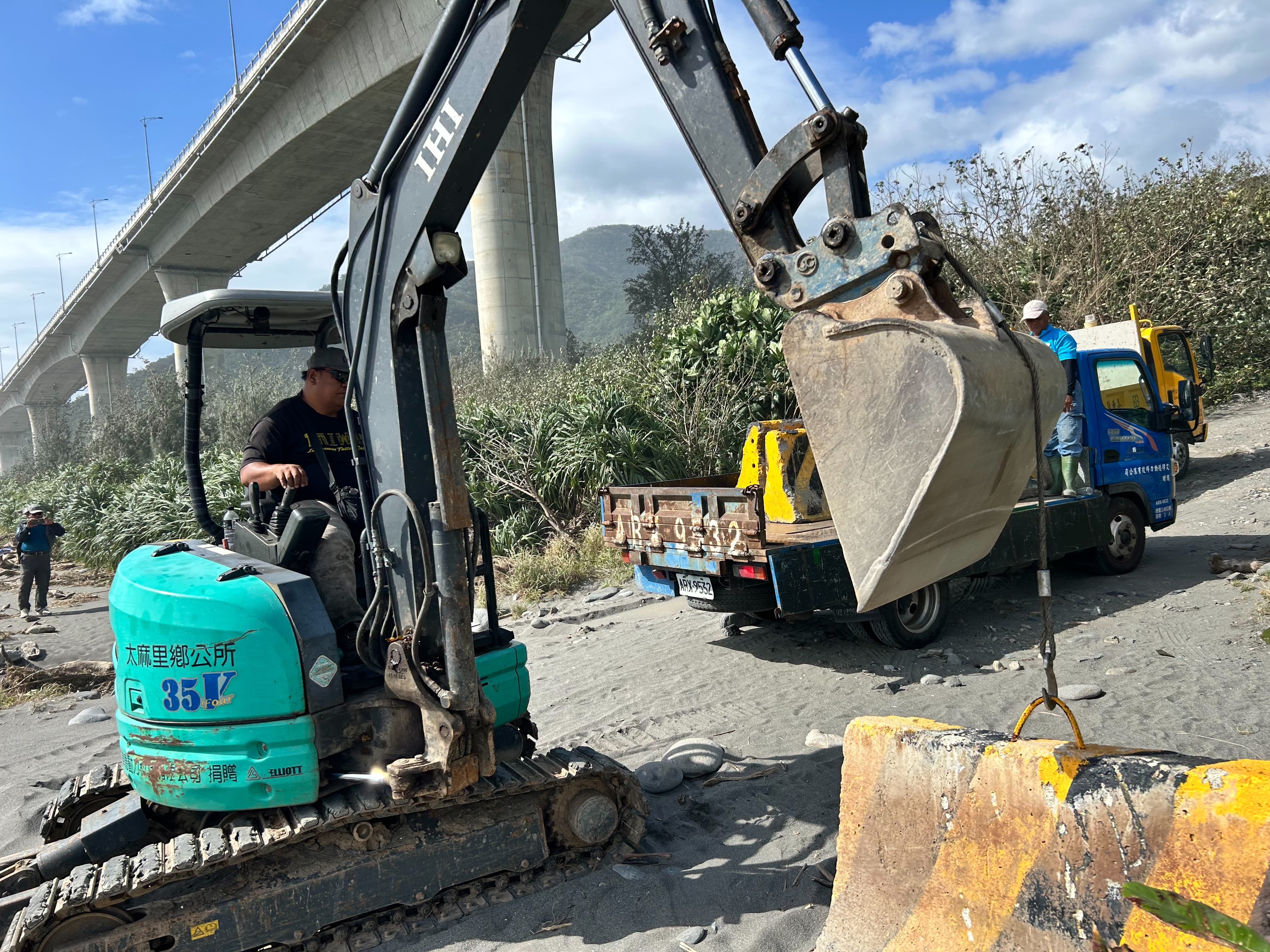 金崙海灘「康芮」巨浪侵襲落差三米 大武警配合鄉公所封閉管制措施