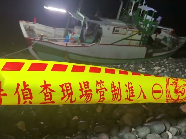 成功籍漁船大發興遭遇動力失效 颱風環流影響下擱淺岸邊 船上人員全數平安