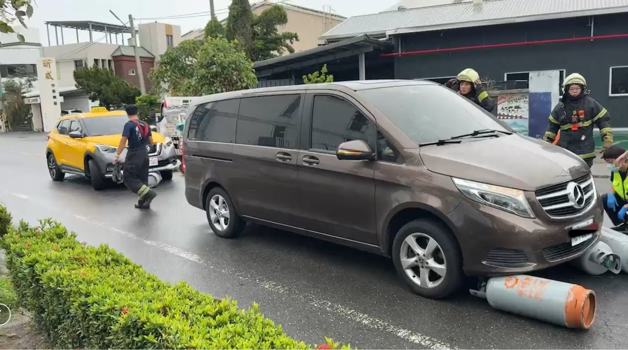 瓦斯桶掉落砸兩車　幸無人受傷