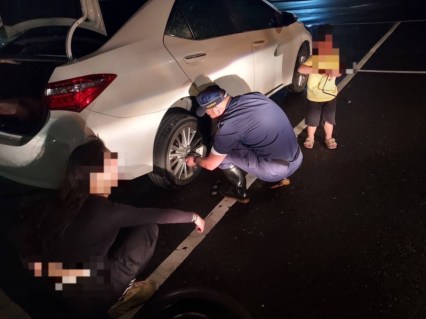 民眾車輛爆胎  警方熱心協助換胎
