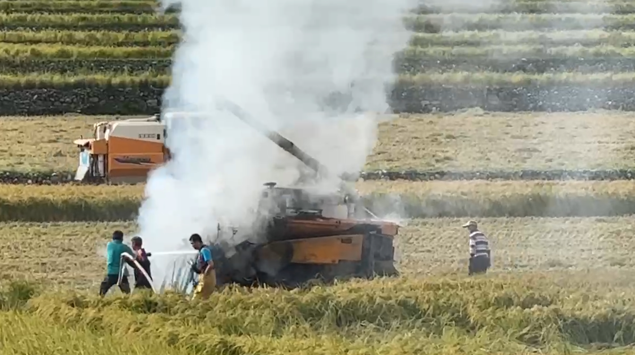 收割機疑似不堪負荷    整輛燃起大火