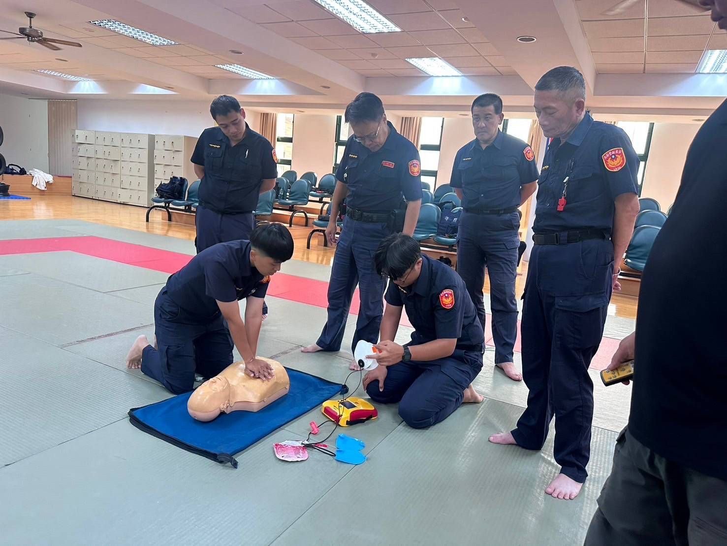 辦理多梯次AED急救訓練，強化分局員警急救技能