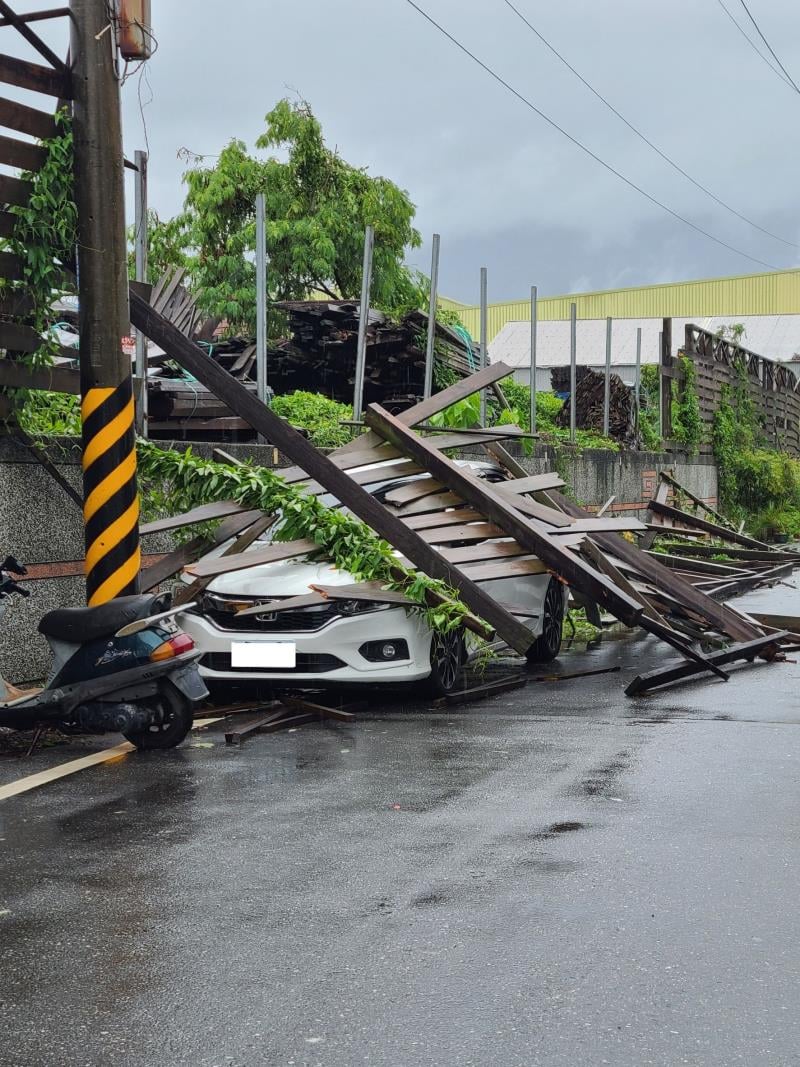 罕見秋冬颱「天兔」逼近！臺東縣府籲民眾災損留存證據 快速申請稅捐減免   