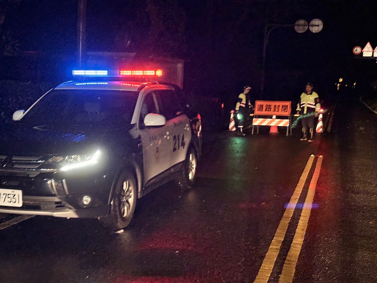 臺20線初來段積水！晚上10時起「向陽至初來」預警性封路並置放三角錐示警