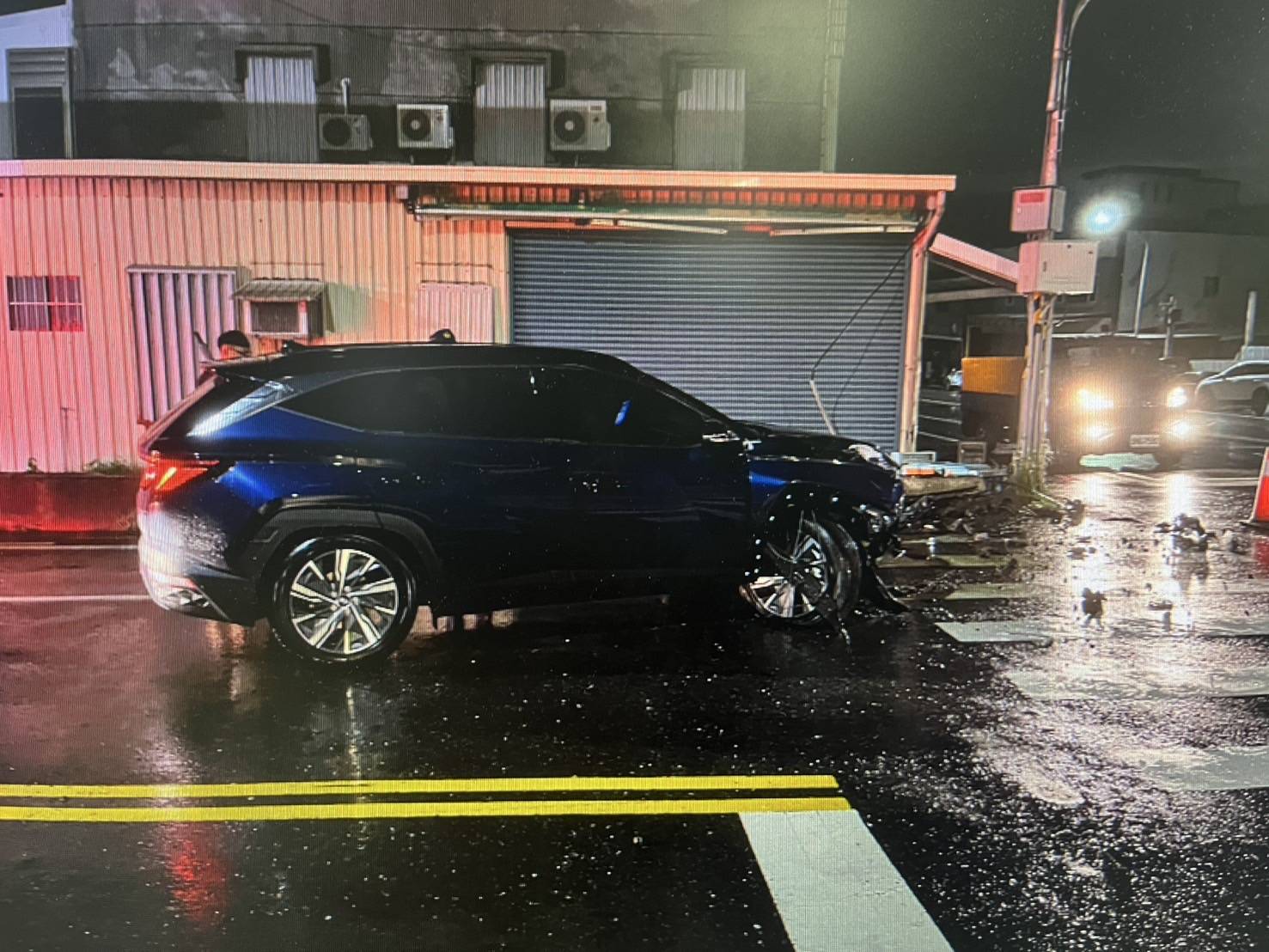 男子酒駕「高速逆向」撞上紅綠燈車頭毀 民眾: 差點衝進路旁民宅